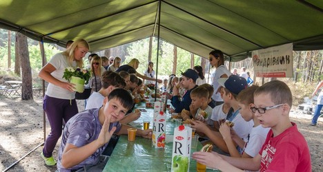 Вместе весело играть на природе...